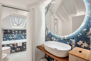 Shower, bidet - Welcome to Le Dimore dei Fiori,your corner of paradise in the heart of La Spezia with our renovated apartments, designed to offer you a stay in comfort and style.Each apartment is tastefully furnished, combining modern and functional elements to make you (La Spezia)