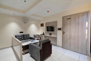 Family Quadruple Room | Living area - Hotel Shrimad Villa Gandhinagar (Gandhinagar)