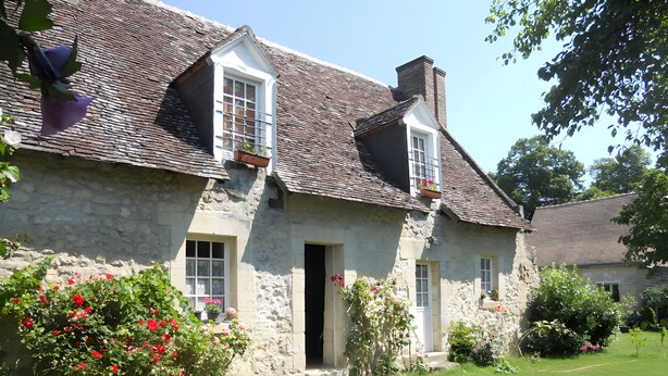A stone house with a sloped roof, a small front door, and a window with a flower box. - Loré Cottage Near Amboise and Chenonceaux (Montlouis-sur-Loire)