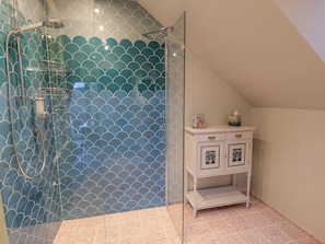 Shower - Golden Valley View (Stroud)