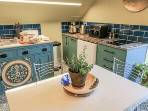 Fridge, dishwasher, toaster, cookware/dishes/utensils - Golden Valley View (Stroud)