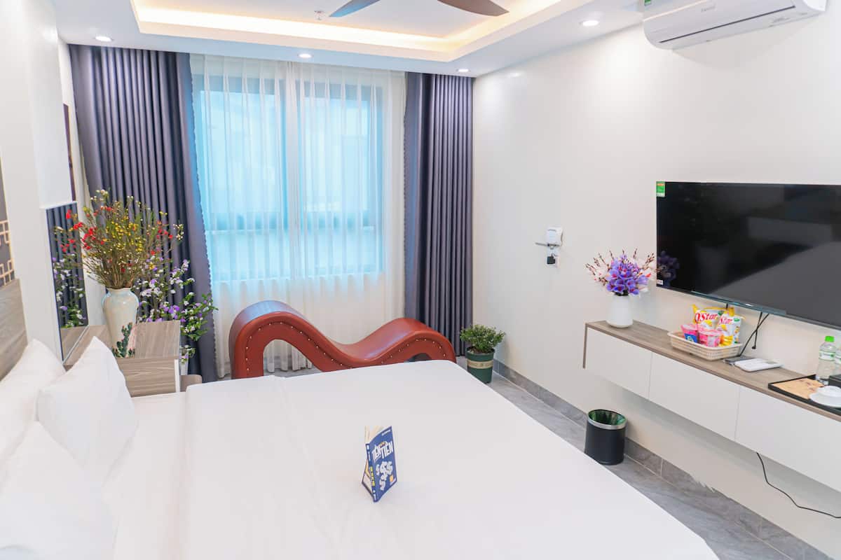 Romantic Double Room | Minibar, laptop workspace, free WiFi, bed sheets