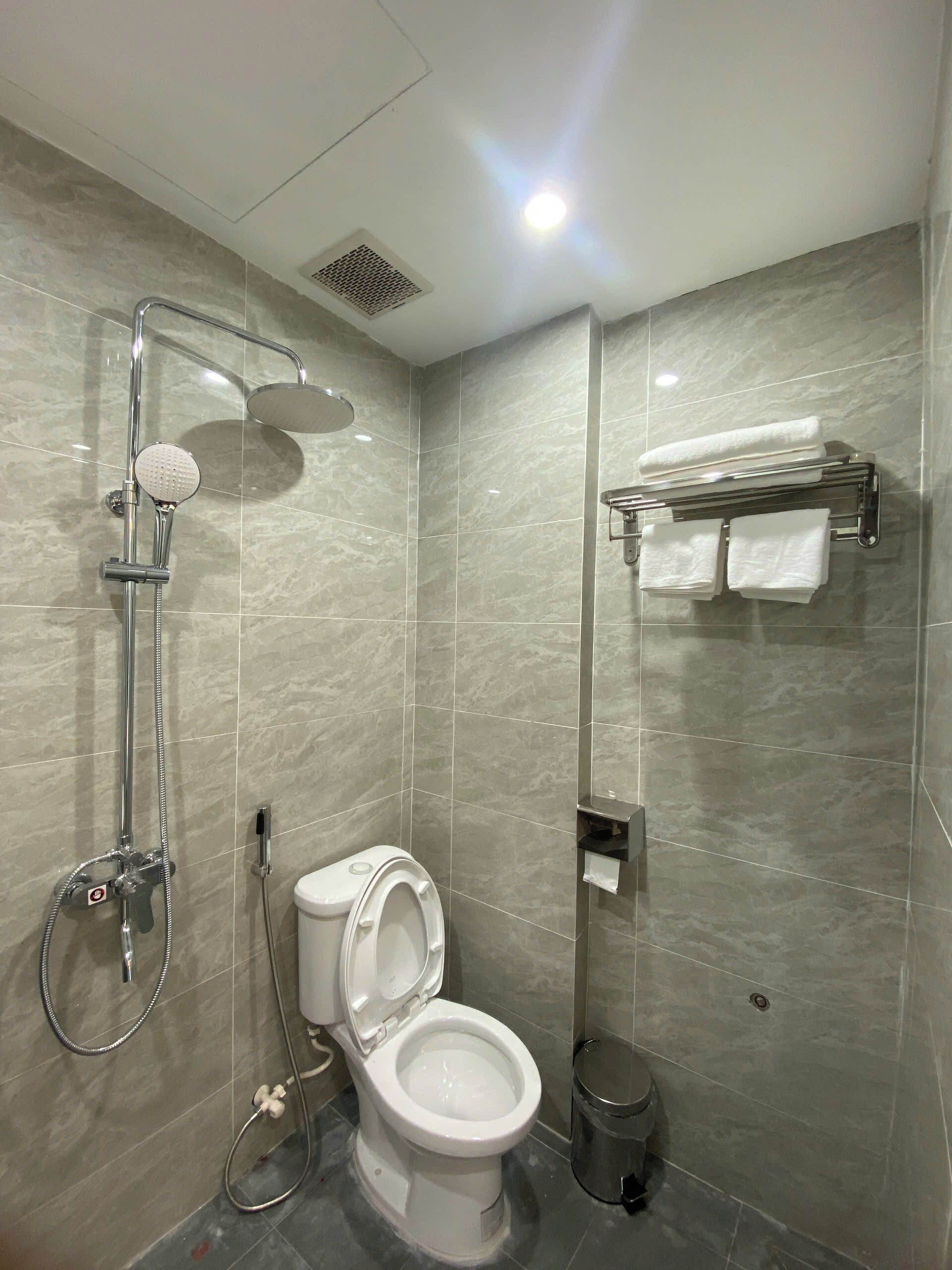 Secador de cabelo, toalhas de banho, sabonete, shampoo