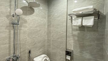 Secadora de cabello, toallas, jabón, shampoo