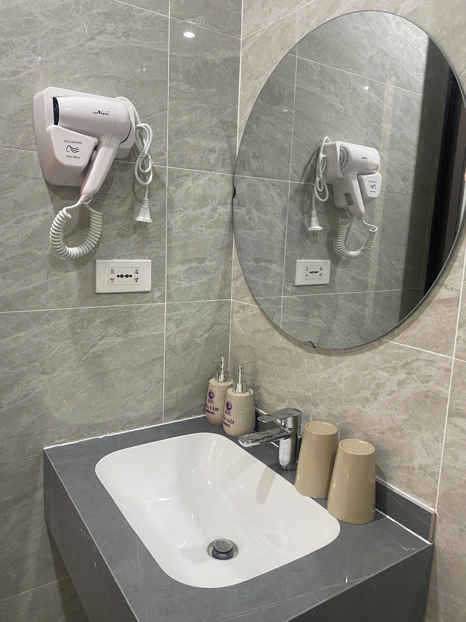 Secador de pelo, toallas, jabón y champú