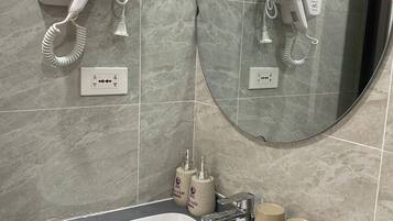 Secador de pelo, toallas, jabón y champú