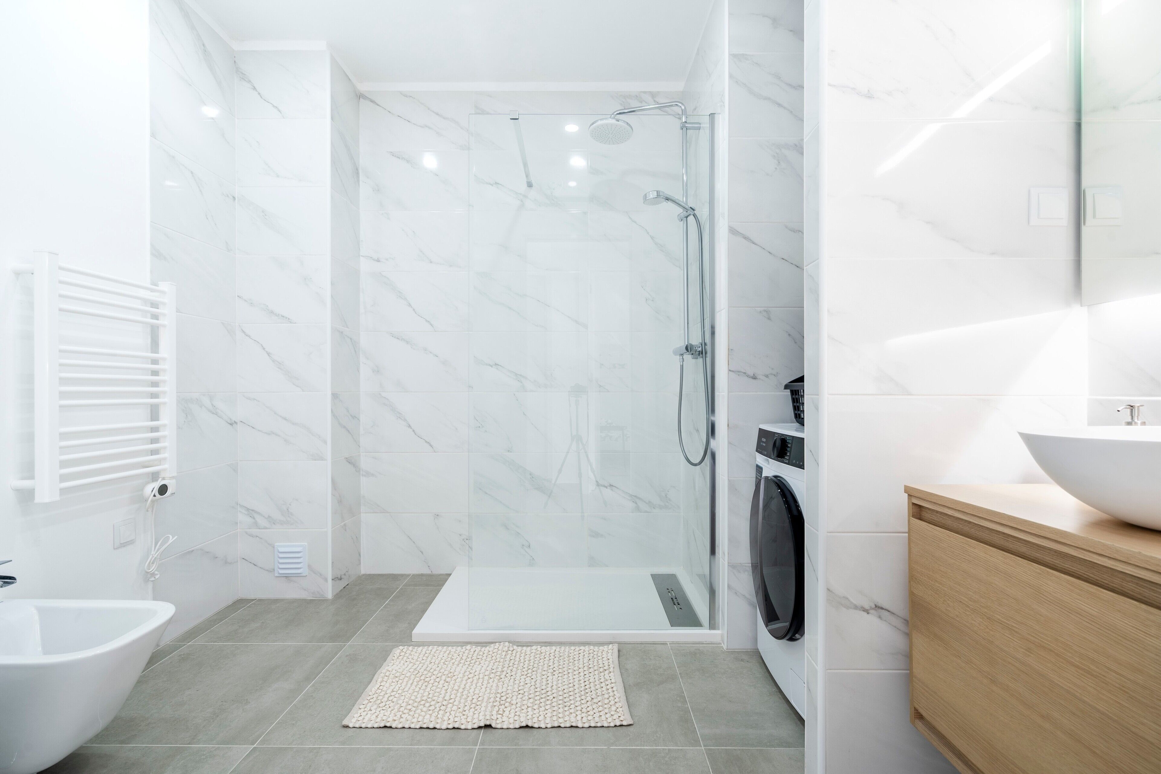 Douche, sèche-cheveux, serviettes fournies