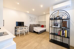A modern, well-lit room with a bed, a desk, and a bookshelf. - (TES314E) Cozy Studio in the Center of Madrid (Madrid)