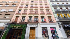 Un immeuble à plusieurs étages, avec un magasin appelé « rangoli » au rez-de-chaussée et un magasin « Lola » au deuxième étage.