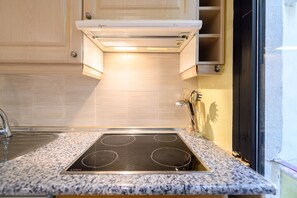 Fridge, microwave, oven, coffee/tea maker - (VAL81A) Spacious studio in the center of Madrid (Madrid)