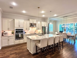 Mikrovågsugn, ugn, spishäll och diskmaskin