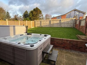 Cottage | Outdoor spa tub - The Nest (Bridlington)