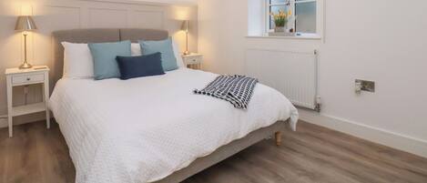 2 Schlafzimmer, individuell dekoriert, individuell eingerichtet