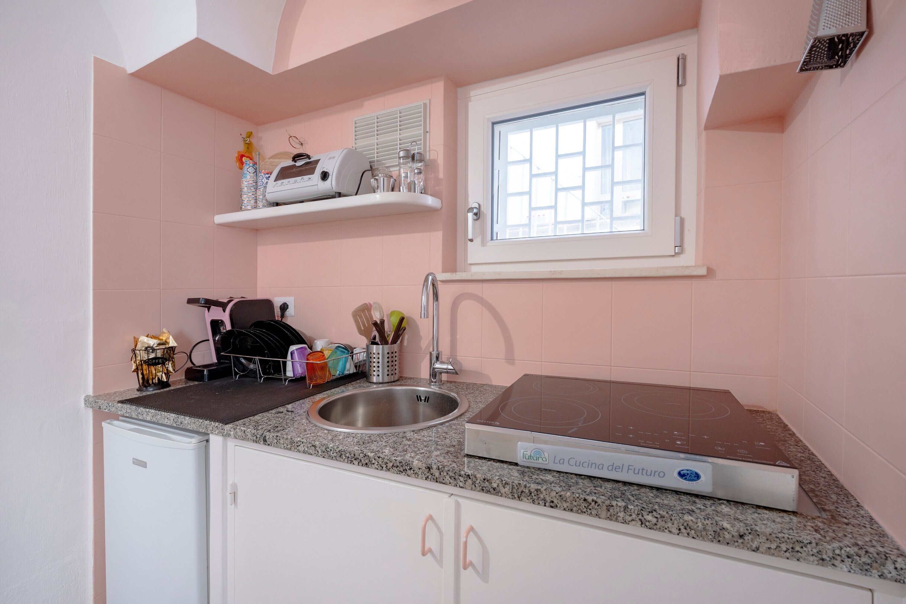 Kühlschrank, Herdplatte, Wasserkocher mit Kaffee-/Teezubehör