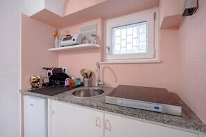 Kühlschrank, Herdplatte, Wasserkocher mit Kaffee-/Teezubehör