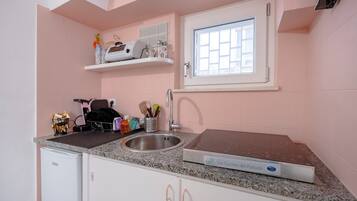 Réfrigérateur, plaque de cuisson, cafetière/bouilloire