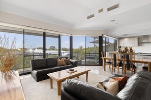 Smart TV, DVD player, offices - Walk to the Mandurah Foreshore & Marina (Mandurah)