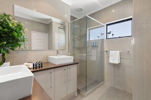 Hair dryer, towels - Walk to the Mandurah Foreshore & Marina (Mandurah)