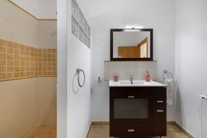 Ducha, secador de pelo y toallas