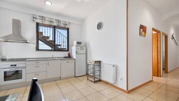 Frigorífico, microondas, horno y placa de cocina