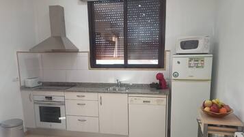 Kylskåp, mikrovågsugn, ugn och spishäll