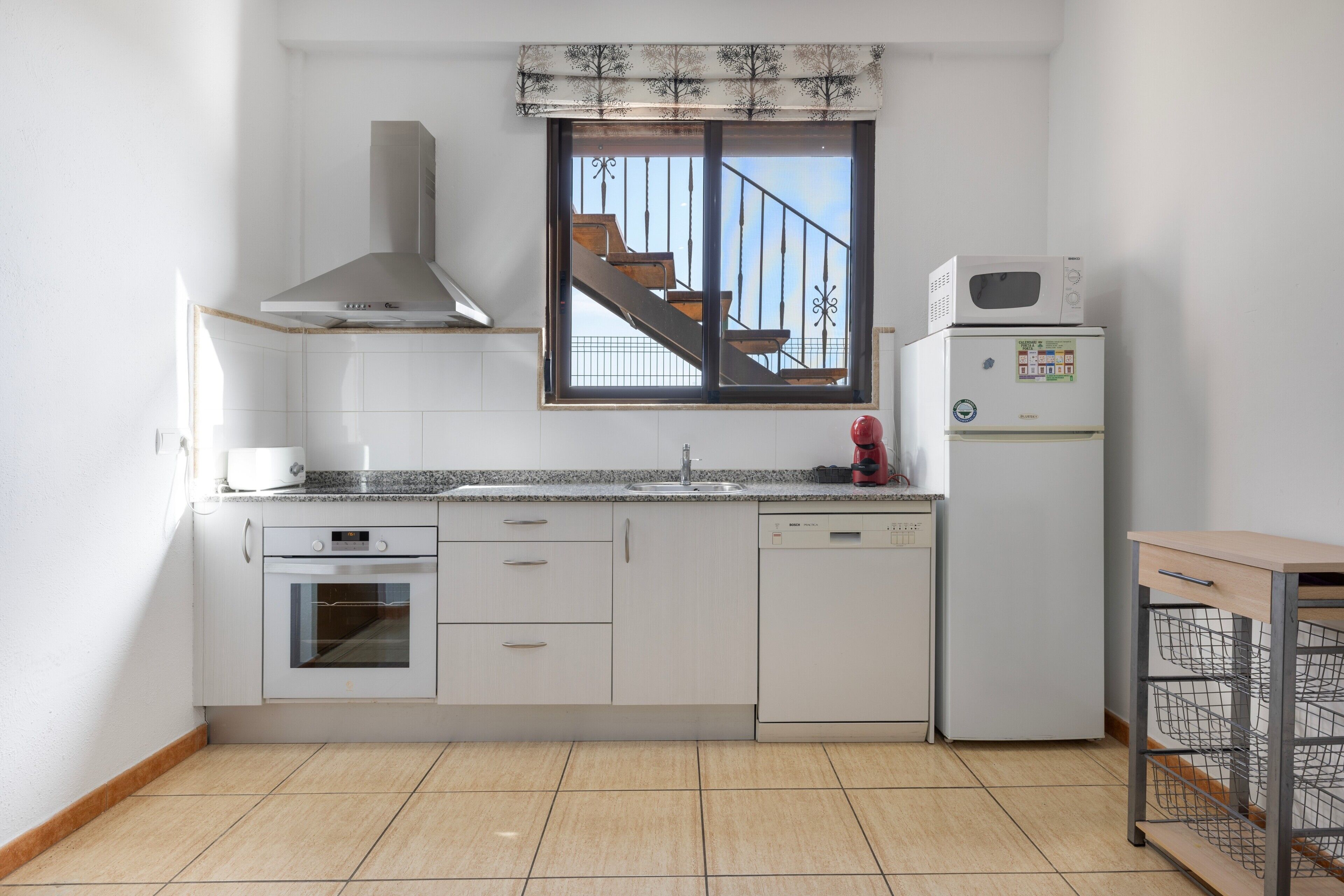 Frigorífico, microondas, horno y placa de cocina