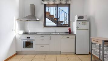 Frigorífico, microondas, horno y placa de cocina