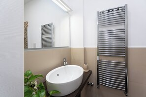 Apartemen, 2 kamar tidur, balkon | Kamar mandi | Shower, perlengkapan mandi gratis, pengering rambut, dan handuk