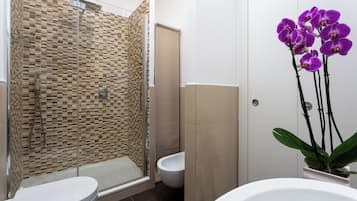 Appartement, 2 slaapkamers, balkon | Badkamer | Een douche, gratis toiletartikelen, een haardroger, handdoeken