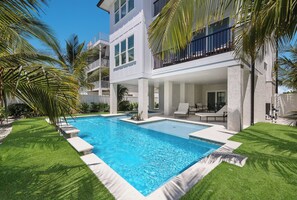 A heated pool - What a Catch by Beach Boutique Rentals (Bradenton Beach)