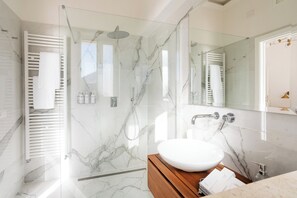 Douche, sèche-cheveux, bidet, serviettes fournies