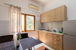 Refrigerador, parrilla de estufa y tetera eléctrica 