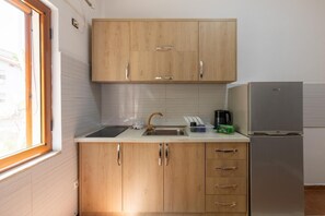 Refrigerador, parrilla de estufa y tetera eléctrica 
