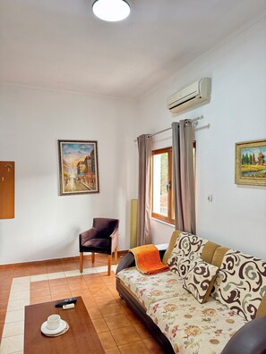 Smart TV, books - Tirana Central Apartment - Free Parking - Fit Five (Tiranë)
