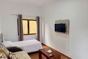3 bedrooms, desk, iron/ironing board, free WiFi - Tirana Central Apartment - Free Parking - Fit Five (Tiranë)