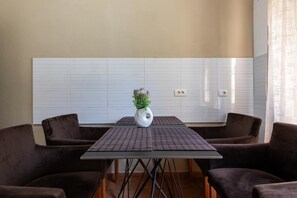 Dining - Tirana Central Apartment - Free Parking - Fit Five (Tiranë)