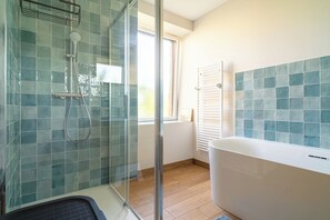 Dusche, Haartrockner, Handtücher, Seife