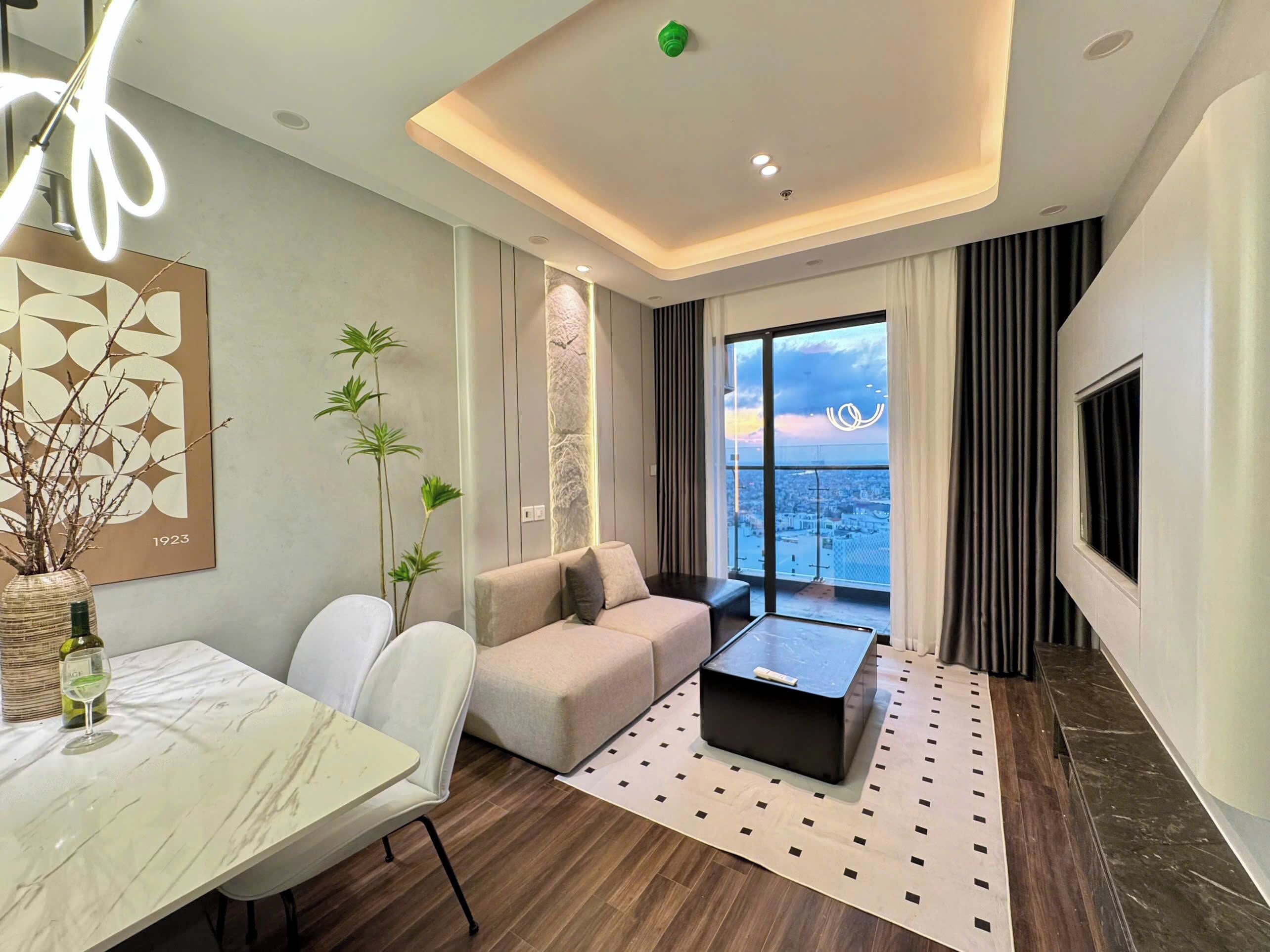 Luxe suite, 2 slaapkamers, balkon, uitzicht op de stad | Luxe beddengoed, bedden met traagschuimmatrassen, een bureau