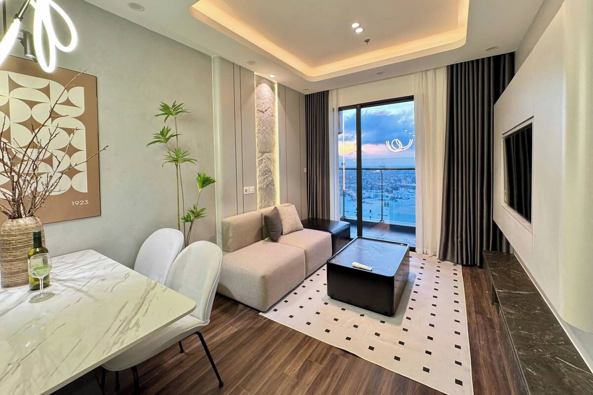 Luxury-Suite, 2 Schlafzimmer, Balkon, Stadtblick | Hochwertige Bettwaren, Betten mit Memory-Foam-Matratzen, Schreibtisch