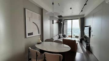 Signature Suite, 2 Bedrooms, 2 Bathrooms, City View | Living area