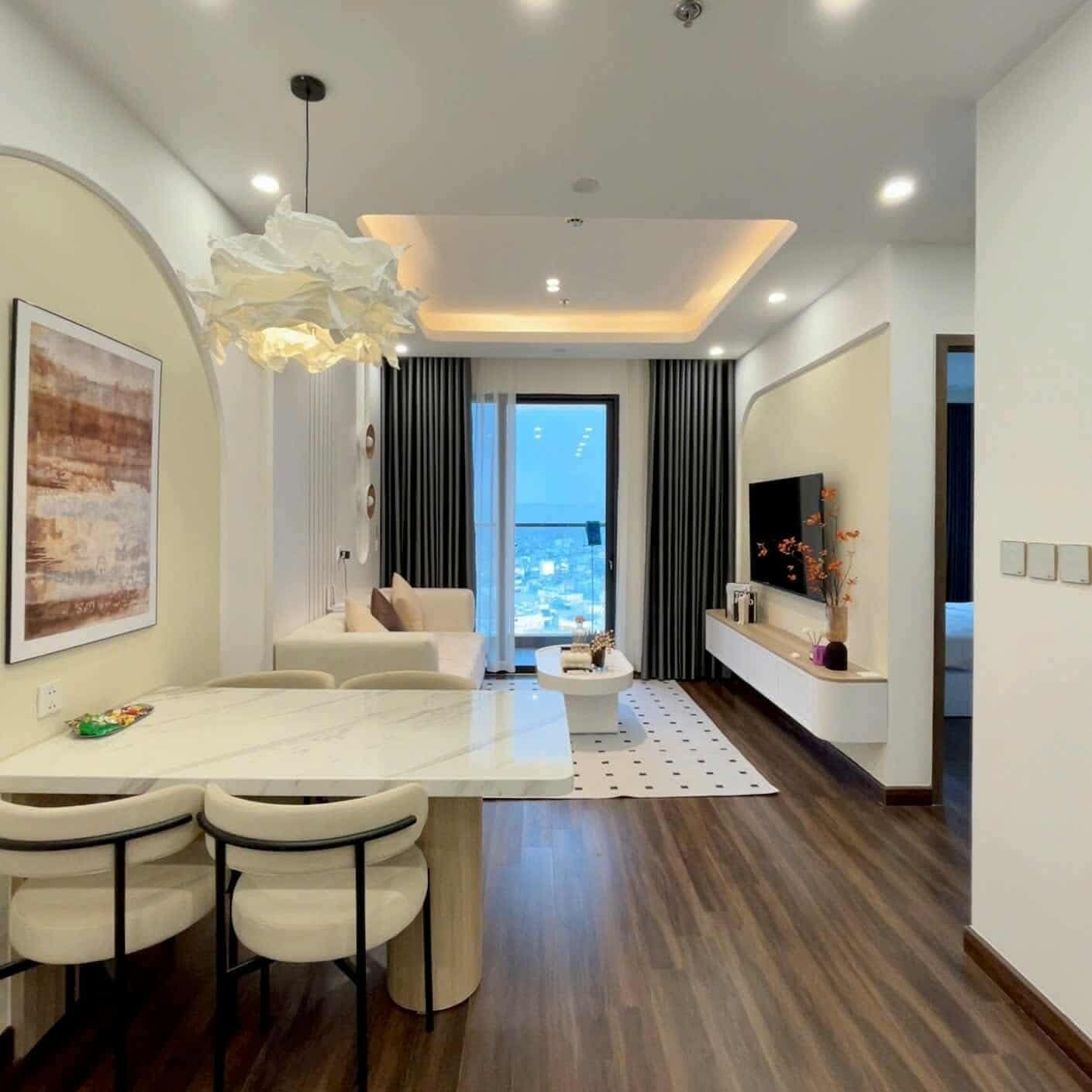 Leilighet – executive, 2 soverom, 2 bad, byutsikt | Skrivebord, blendingsgardiner, lydisolert og strykejern/-brett