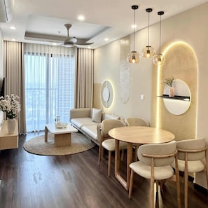 Apartemen Deluks, 2 kamar tidur, 2 kamar mandi, pemandangan kota | Area keluarga | Televisi LCD 30-inci dengan saluran TV digital