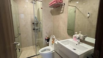 Produtos de toalete grátis, secador de cabelo, chinelos