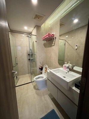 Shower, rainfall showerhead, free toiletries, hair dryer - Pi & Pu Apartment - Hoang Huy Commerce (Hai Phong)