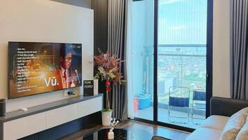 Luxury-Apartment, 1 Schlafzimmer, Balkon, Stadtblick | Wohnbereich | 30-Zoll-LCD-Fernseher mit Digitalempfang