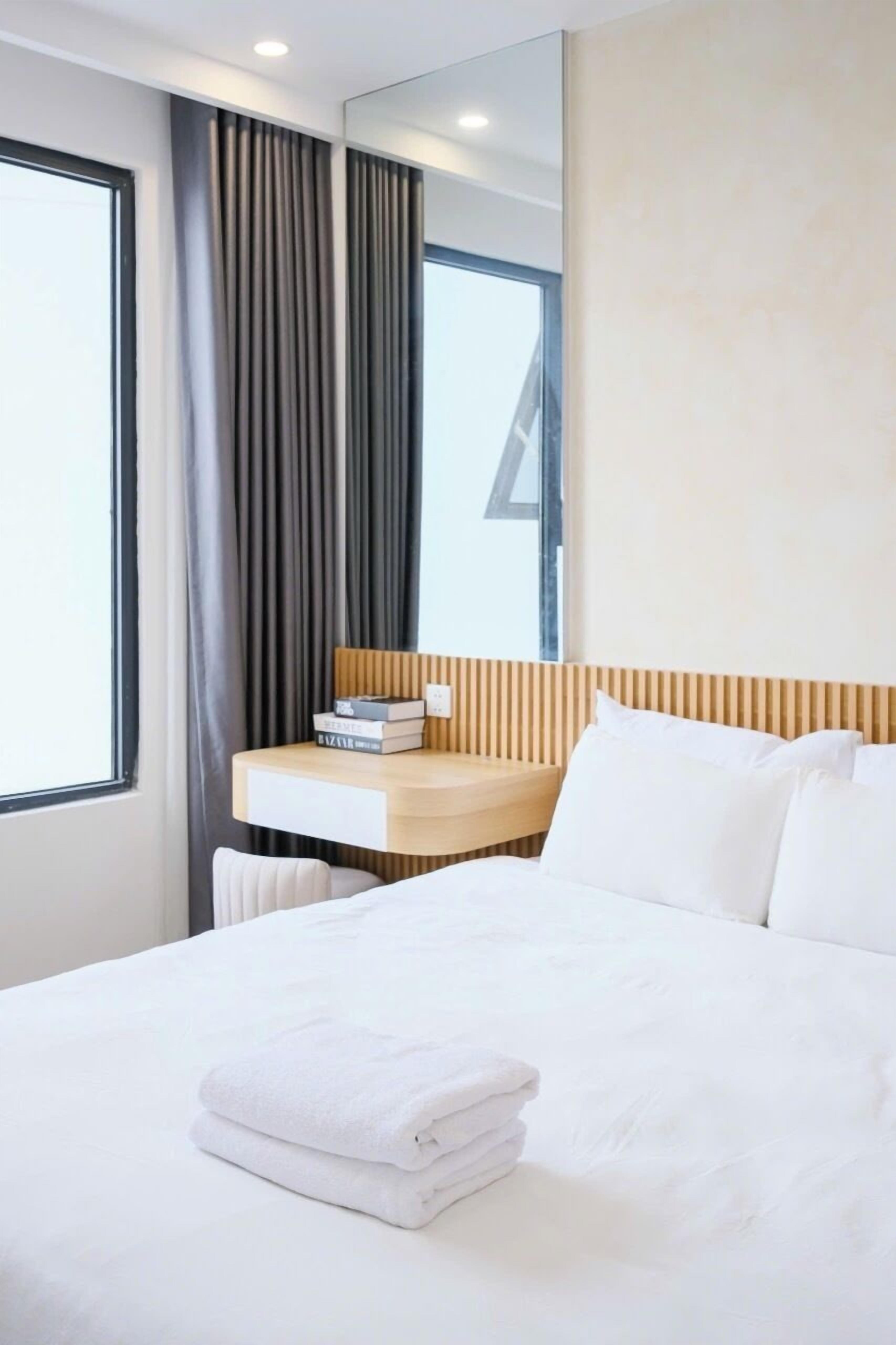 Apartamento real, 2 quartos, 2 banheiros, vista para a cidade | Escrivaninha, cortinas blackout, quartos à prova de som