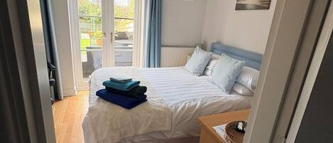 1 soverom, skrivebord, strykejern/-brett og reiseseng for barn