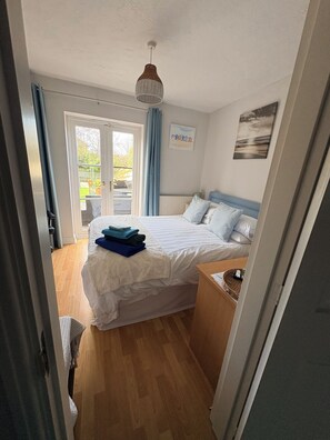 1 bedroom, desk, iron/ironing board, travel crib - Cosy En suite Double room with garden access ,near station. (Paddock Wood)