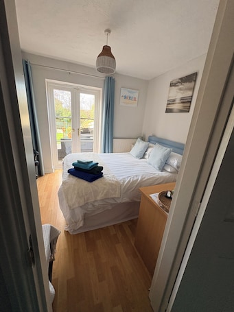 1 bedroom, desk, iron/ironing board, travel cot. Cosy En suite Double room with garden access ,near station.