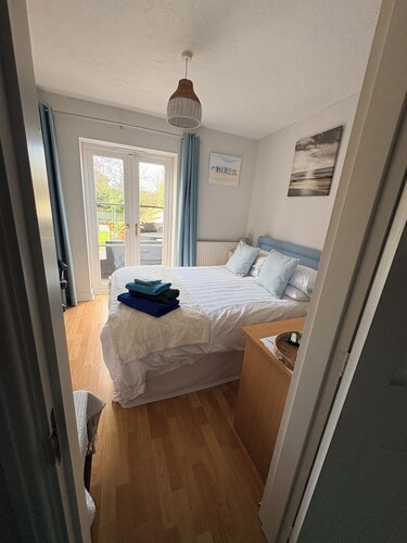 Cosy En suite Double room with garden access ,near station.